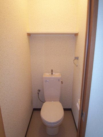 【トイレ】 | フレグランス花陽 | 落ち着いた色調のトイレです。温水洗浄便座付きです。