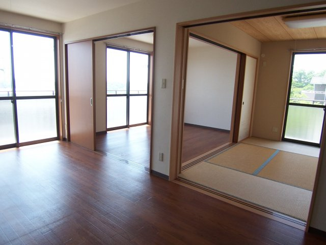 【居間・リビング】 | フレグランス花陽 | ゆったり過ごせる居間です