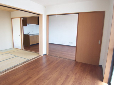 【居間・リビング】 | フレグランス花陽 | 広々とお部屋を活用できます