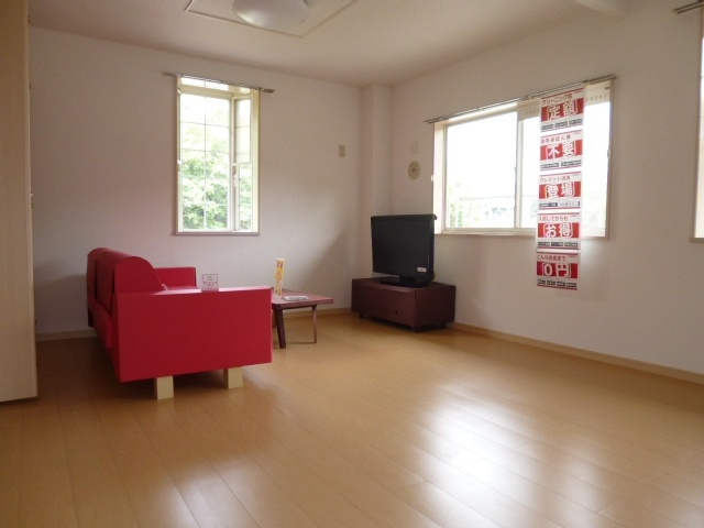 ハーベストコートDの居間・リビング|１１帖