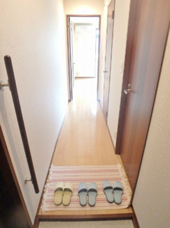 【展望】 | 玄関から室内への景観です！入ってすぐに洗面所とトイレがあり、その奥に12.1帖のリビングダイニングキッチンがあります。