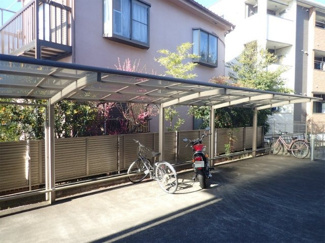 【その他共用部分】 | 屋根付きの駐輪場で雨が降っても大切な自転車が濡れなくてすみますね♪自転車はちょっとした移動手段に便利ですよね！