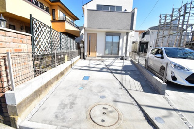 【駐車場】 | 府中市南町１丁目　新築戸建　全２棟　１号棟 | 車好きのパパにはうれしい広さのヵースペース、休日には自慢の愛車を思う存分メンテナンス。