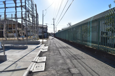 【前面道路含む現地写真】 | 府中市南町１丁目　新築戸建　全２棟　１号棟 | 前面道路は閑静な住宅地の通りとなるため、車通りは多くありません。 安心して車庫入れ可能。