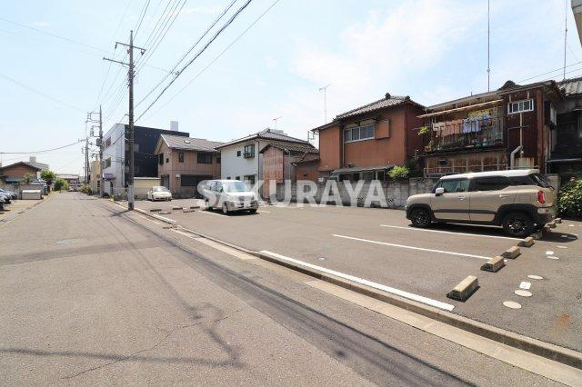 アスティールの駐車場