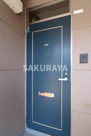 アメニティライフ３棟の玄関