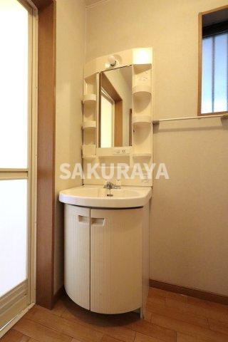 VILLA OTIAS「ヴィラオティアス」の独立洗面台|2025年12月撮影。