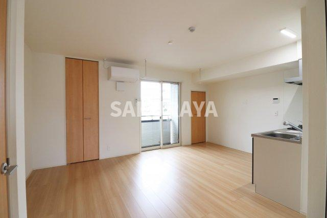 ガーデンコートの居間・リビング|現況と異なる場合がございます。