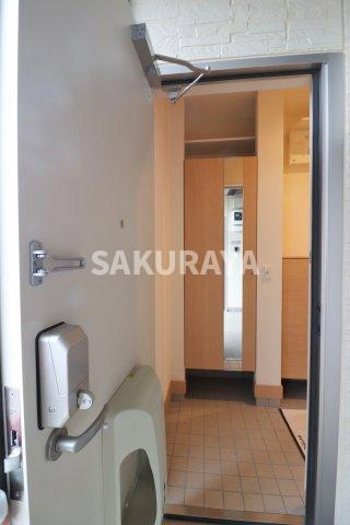 ガーデンコートの玄関|現況と異なる場合がございます。