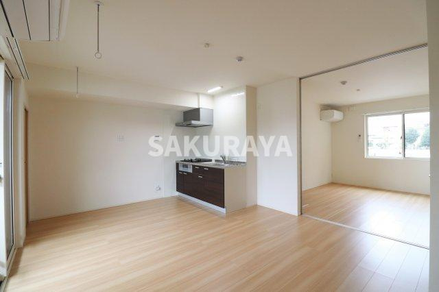 ガーデンコートの居間・リビング|現況と異なる場合がございます。