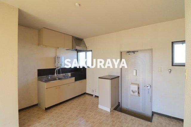 グリーンホームズA棟の居間・リビング|ダイニング。2023年12月撮影。