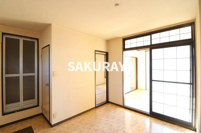 グリーンホームズA棟の居間・リビング|ダイニング。2023年12月撮影。