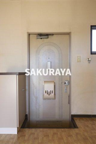 グリーンホームズA棟の玄関|2023年12月撮影。