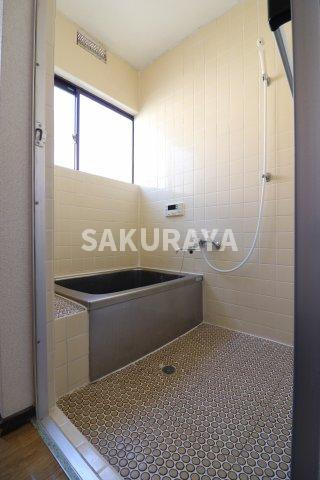 小泉方貸家の浴室|2021年撮影。現況と異なる場合がございます。