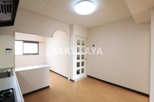 ズイコーアスピラントハイツ足利の居間・リビング|ダイニングキッチン。2025年撮影。