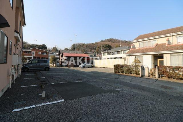 メゾンドソアの駐車場