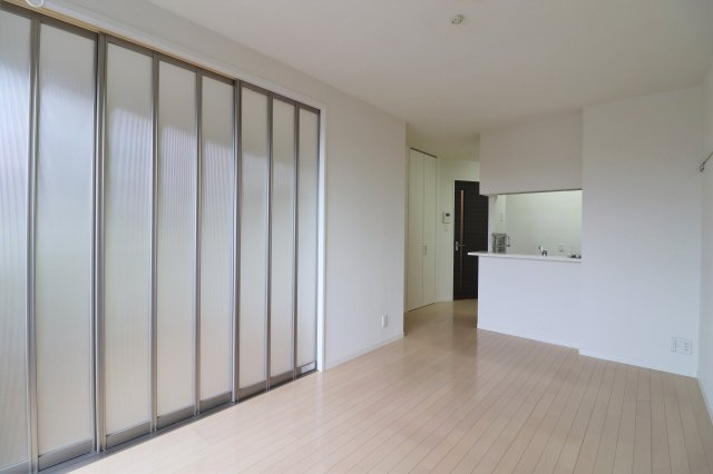 ロイヤルヴィレッジの居間・リビング|現況と異なる場合がございます。