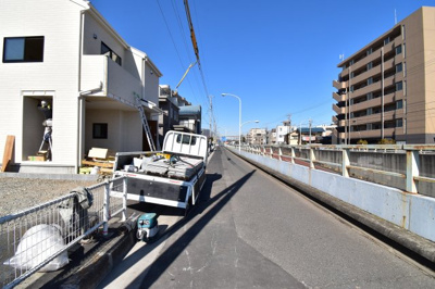 【前面道路含む現地写真】 | 府中市本宿町1丁目　新築戸建　1号棟 | 前面道路も広く、運転が苦手な奥様でも楽々駐車可能です。