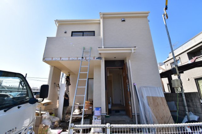 【外観】 | 府中市本宿町1丁目　新築戸建　1号棟 | 太陽の恩恵を存分に受けられる邸宅。住まうご家族の心地よさを最優先した意匠をご体感下さい。