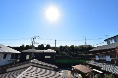 【展望】 | 府中市是政２丁目　新築戸建　１号棟 | 武蔵野の緑を存分に楽しめるのは、低層住宅地域ならではの眺望。夜は星空を見ながらご家族で語り合いを…
