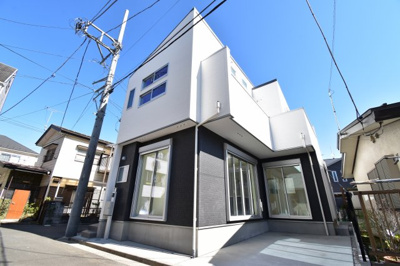 【外観】 | 府中市是政２丁目　新築戸建　１号棟 | 周辺環境に溶け込み、それでいて個性豊かなデザインは住まう人に優越感をもたらしてくれます。
