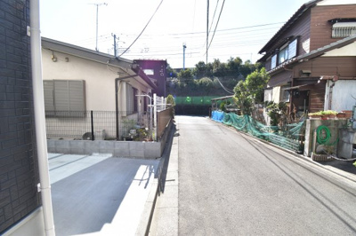 【前面道路含む現地写真】 | 府中市是政２丁目　新築戸建　１号棟 | 前面道路は閑静な住宅地の通りとなるため、車通りは多くありません。 安心して車庫入れ可能。