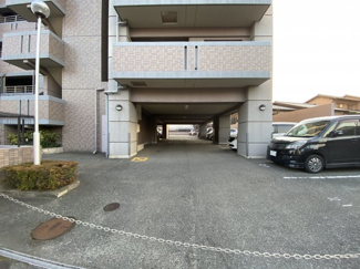 【駐車場】 | 駐車場は2台確保（平置きとリフト式）、1台のみの契約も可能です（5000円）