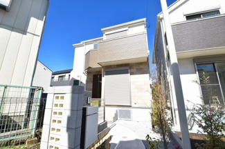 【外観】 | 白をベースとしたシンプルで素敵なデザインの新築物件♪