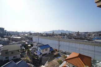 【展望】 | 【瀬戸の島々の眺望！】
瀬戸の島々を一望できる高台に建つ本物件。
こんな見晴らしの良いバルコニーで
家族と伴にワイワイ過ごすなんて素敵です！
当然夜景もきれいでしょうね。
