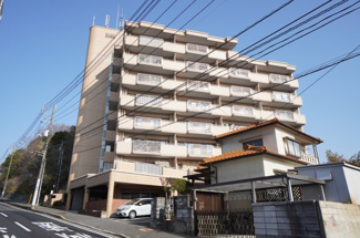 【外観】 | 【耐震性】
耐震性の高さを判断するポイントは、
建築確認申請日が1981年6月1日以降の
新耐震基準に適合しているかどうか。
震度６程度の大地震でも
建物が崩壊しないレベルが基準になりました。