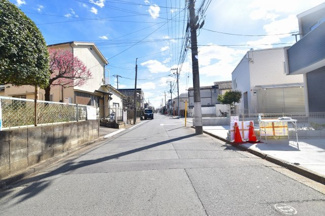 【前面道路含む現地写真】 | 前面道路は5.3ｍ幅。車通りも少ないのでご安心下さい。
