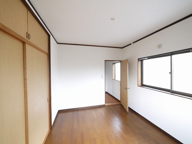朝日町２丁目戸建の洋室