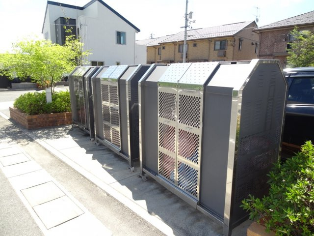 アザレアコートアミカ　A棟のその他共用部分|敷地内ゴミ箱で忙しい朝も安心ン！