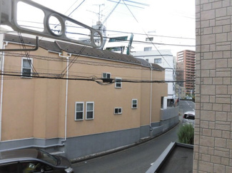 【展望】 | アブニール町田 | 道路に面した角部屋でバルコニー　なし、物干し竿設置用フック付
