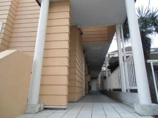 【エントランス】 | アブニール町田 | 共用廊下部分、真ん中付近に2Fへの階段があります