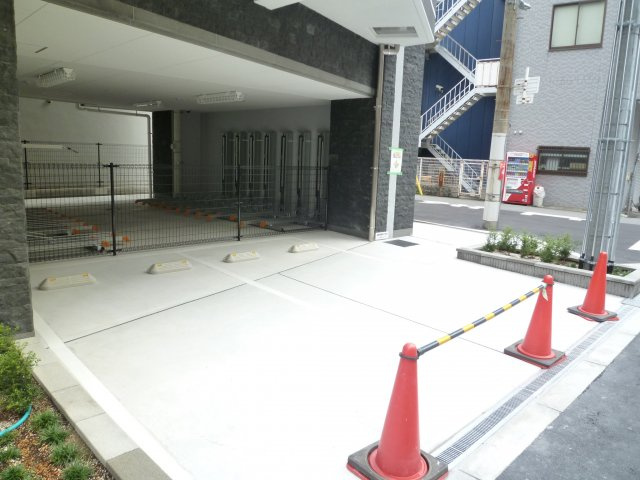 アドバンス難波レーヴの駐車場