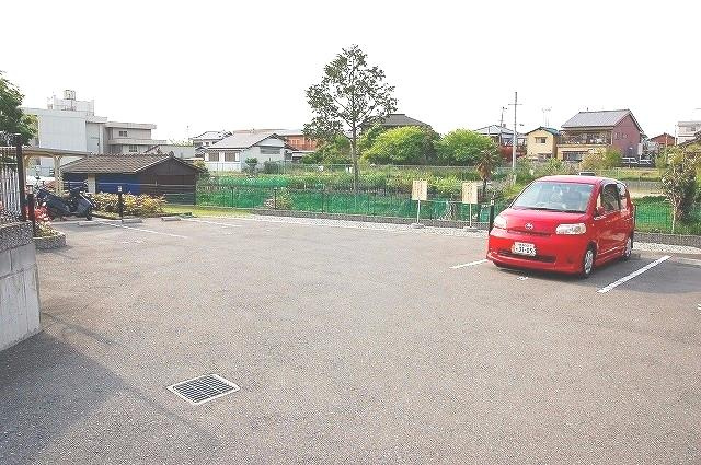 レオパレスリバーヒルの駐車場|駐車スペースもあります