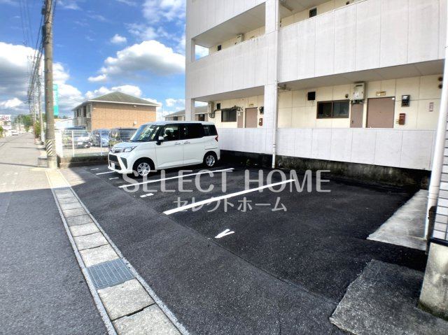 【駐車場】 | コーポカワチB | 駐車場があるので、車を買う予定の方も安心です