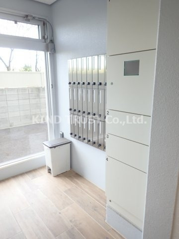 Lega梅北のエントランス|宅配ボックスです