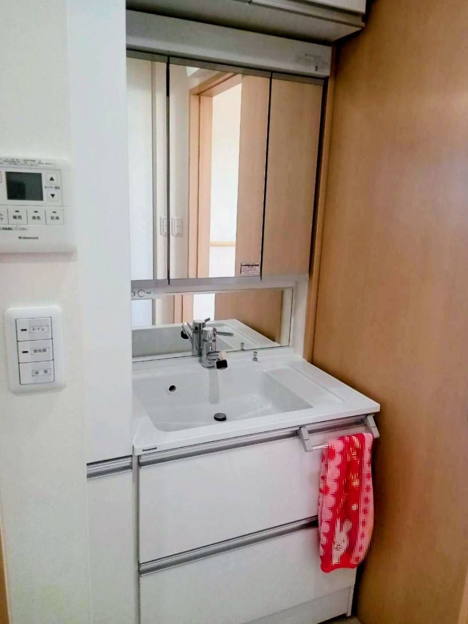 岸和田市下池田町　中古戸建の独立洗面台|ご家族それぞれで棚を使える収納豊富な洗面台