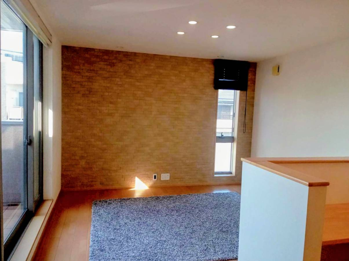 岸和田市下池田町　中古戸建の居間・リビング|ワイドバルコニーからの自然光で明るいリビングスペース