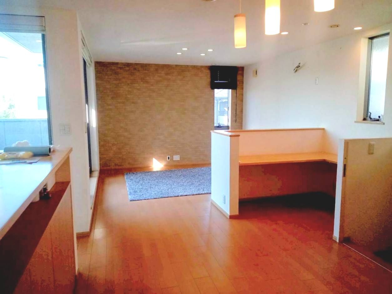 岸和田市下池田町　中古戸建の設備|リビング　階段昇降口に落下防止ゲートあり