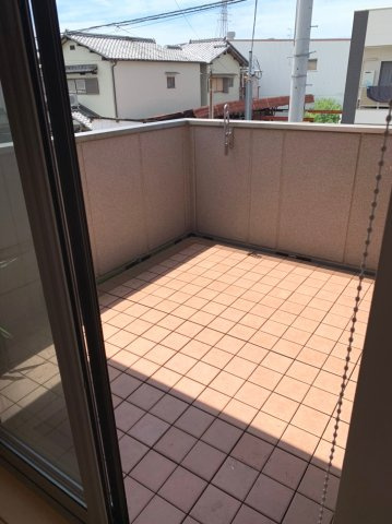 岸和田市下池田町　中古戸建のバルコニー|ファミリープール設置も楽々のワイドバルコニー