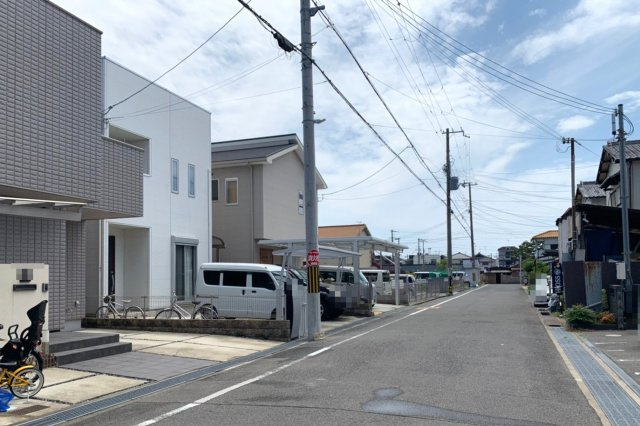 岸和田市下池田町　中古戸建の前面道路含む現地写真|ゆったりとした街並みの下池田町のお家です