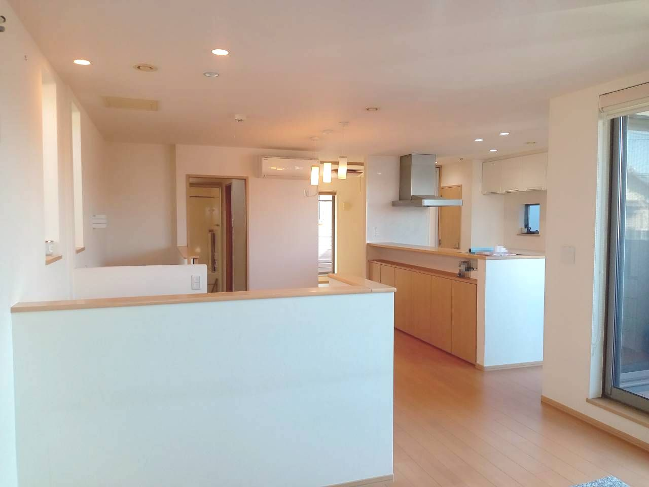 岸和田市下池田町　中古戸建の居間・リビング|LDKにワークスペースあり　お子様の様子を見ながらの在宅ワークに好適！