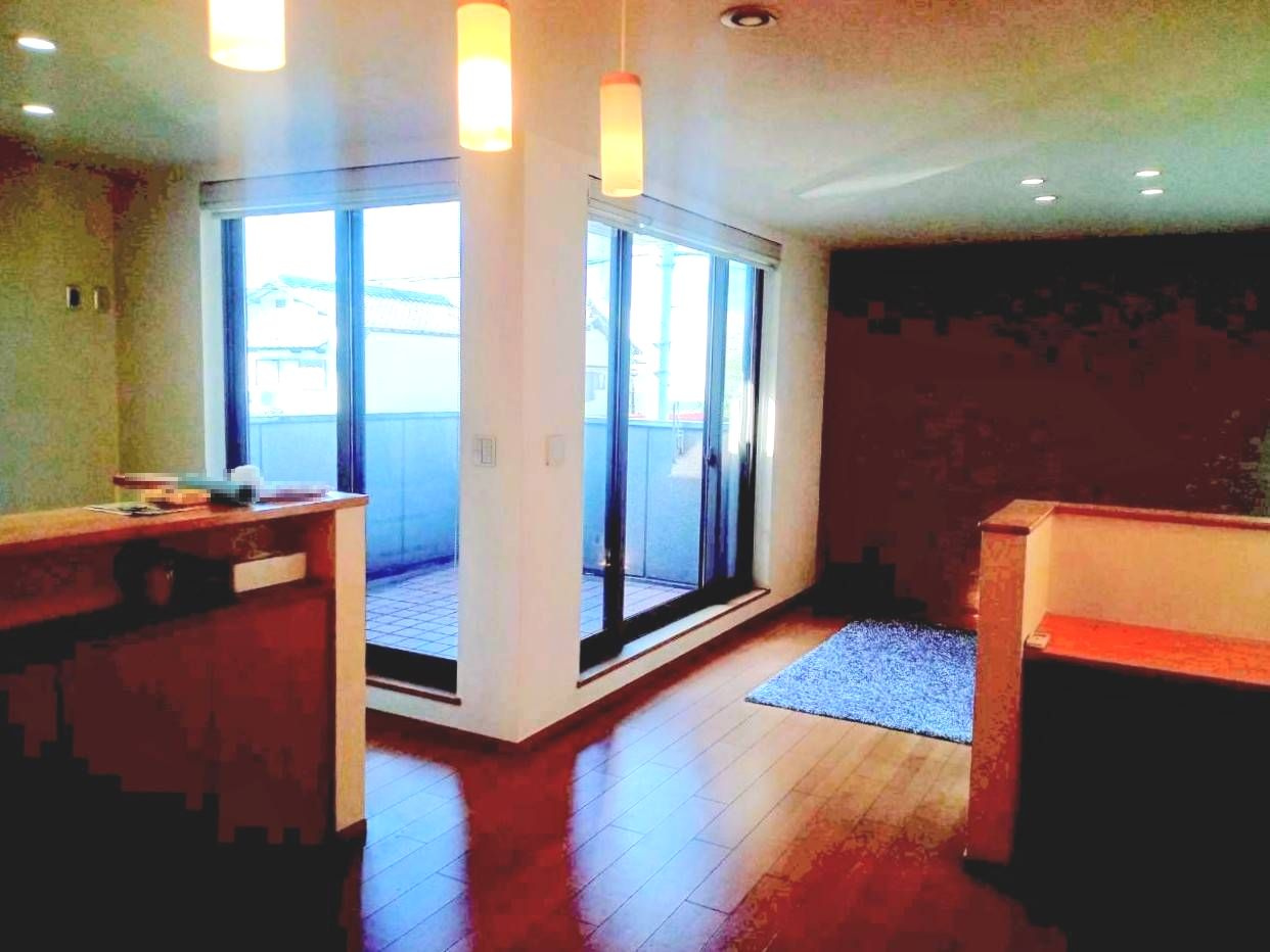 岸和田市下池田町　中古戸建の居間・リビング|キッチン・リビングからすぐにワイドバルコニーに出られます。ベランダでバーベキューなど、おうち時間も快適にお過ごしいただけます。