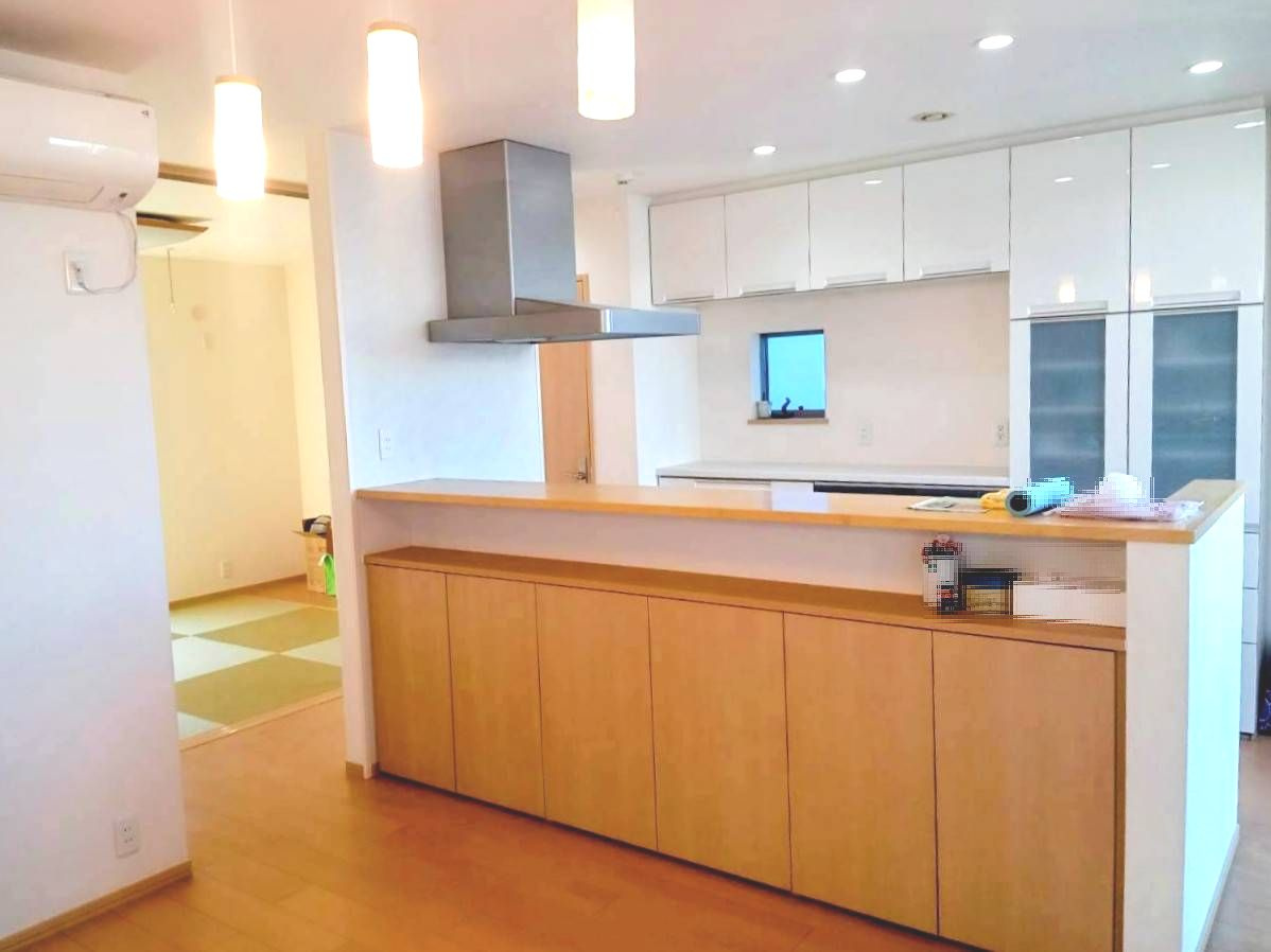 岸和田市下池田町　中古戸建のキッチン|キッチンのカウンター収納　カウンター下のニッチスペースはディスプレイとしても◎