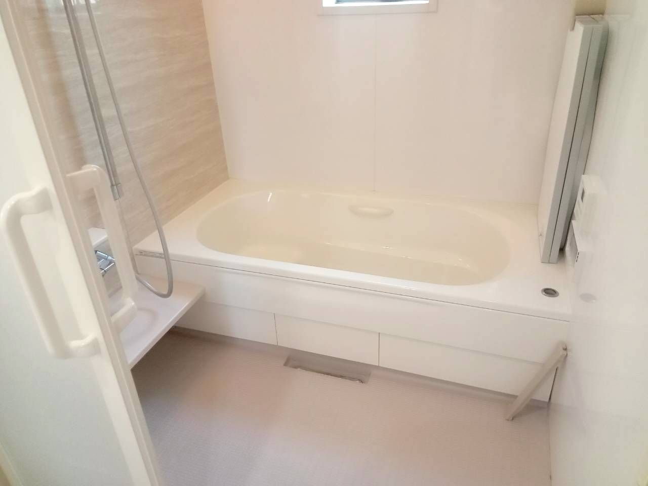 岸和田市下池田町　中古戸建の浴室|自然光と風が入る浴室