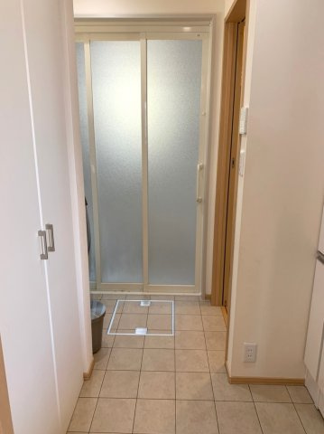 岸和田市下池田町　中古戸建の洗面所|扉付き収納スペースがあります