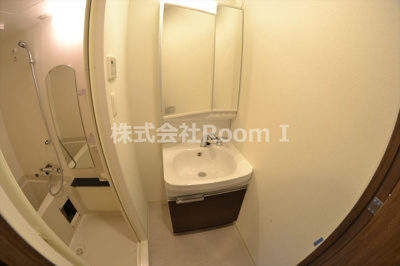 【独立洗面台】 | プレサンス上町台夕陽丘 | 朝の支度にも助かる、独立の洗髪洗面化粧台